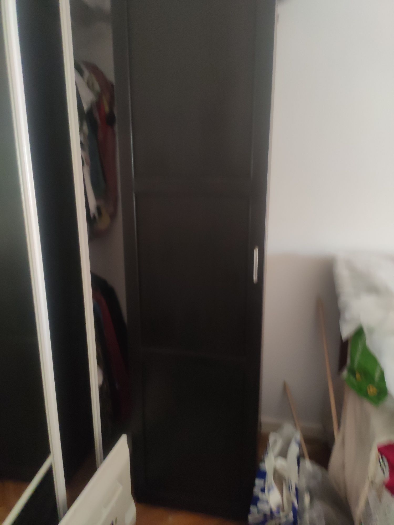 Roupeiro IKEA com uma porta um  cesto e uma prateleira