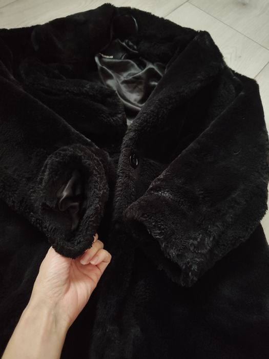 Czarny płaszcz sztuczne futerko Pull&Bear r.XS