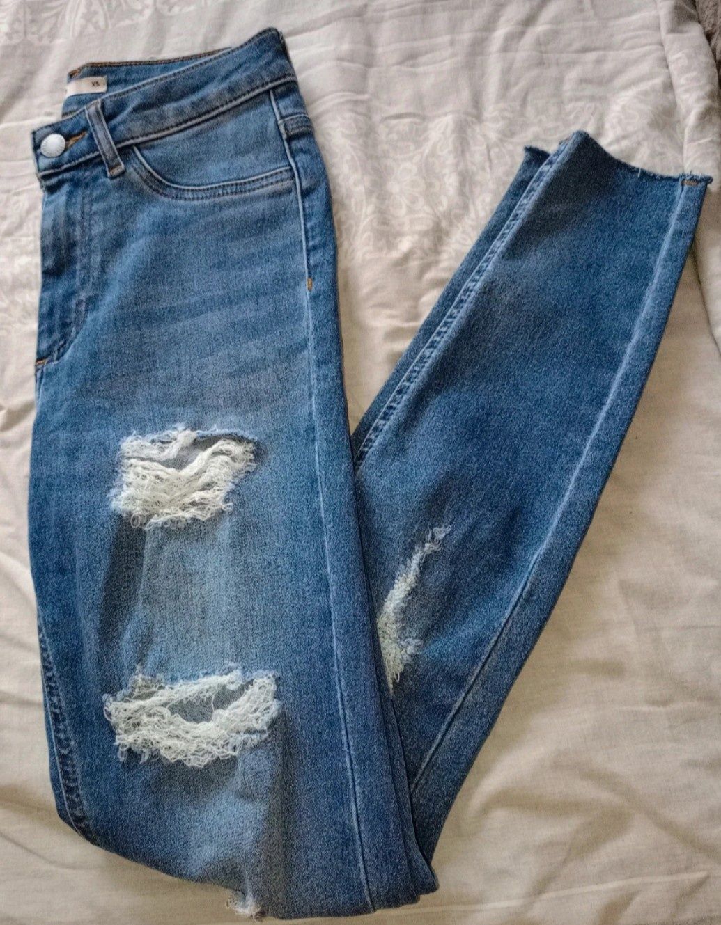 Ciemne jeansy z rozdarciami