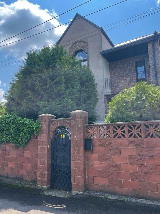 Продаж 2поверхового будинку з гаражем і ділянкою 11соток.