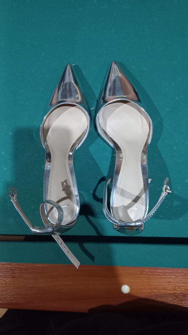 Sandały srebrne BERSHKA z zakrytymi palcami rozmiar 38,  wkładka 25 cm