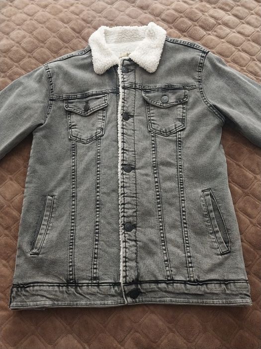 Продаю мужскую джинсовую курточку