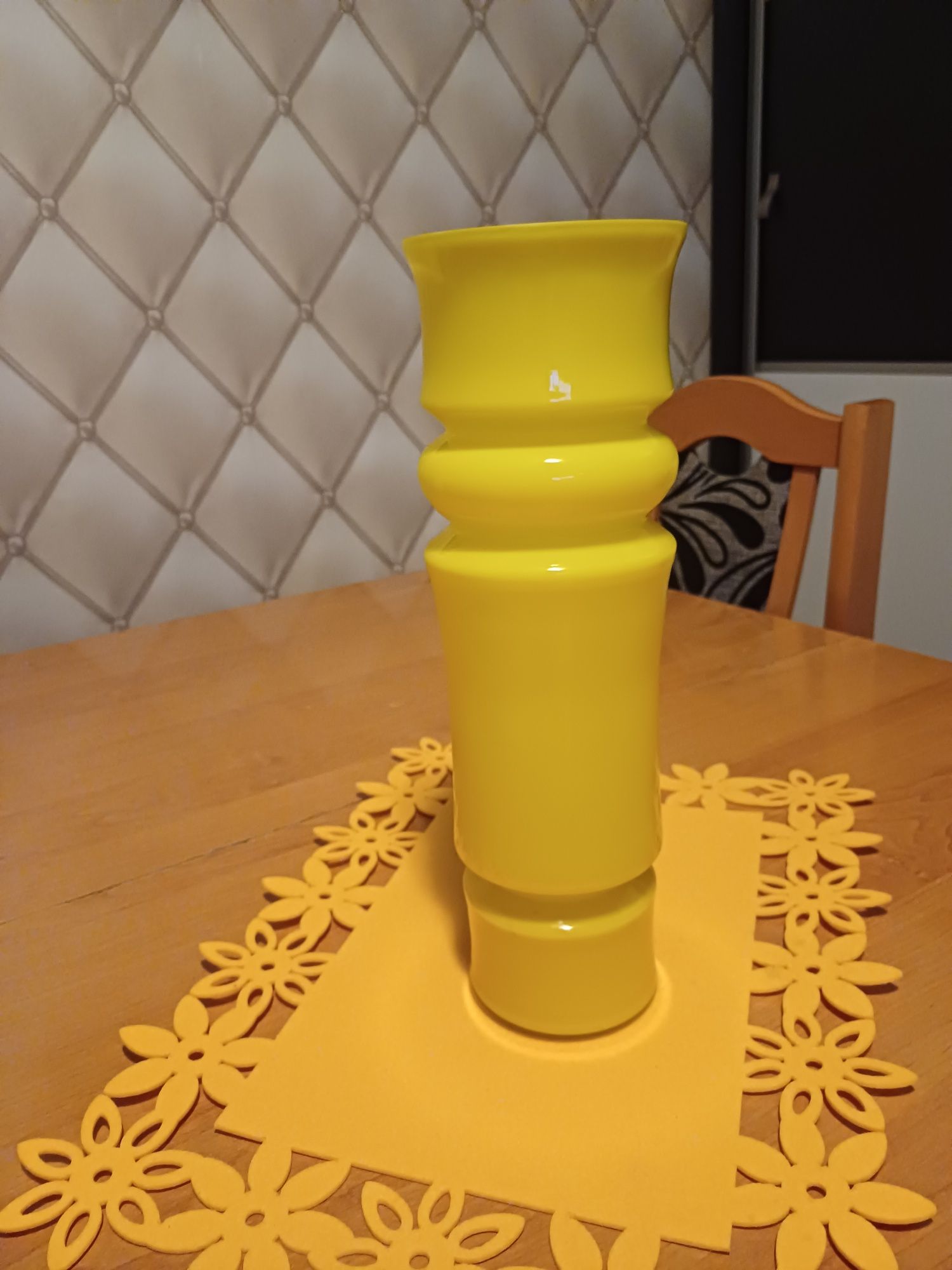 Żółty wazon z mlecznym srodkiem