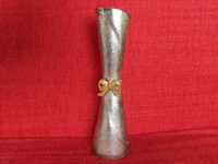 Pequena jarra em metal prateado com laço dourado