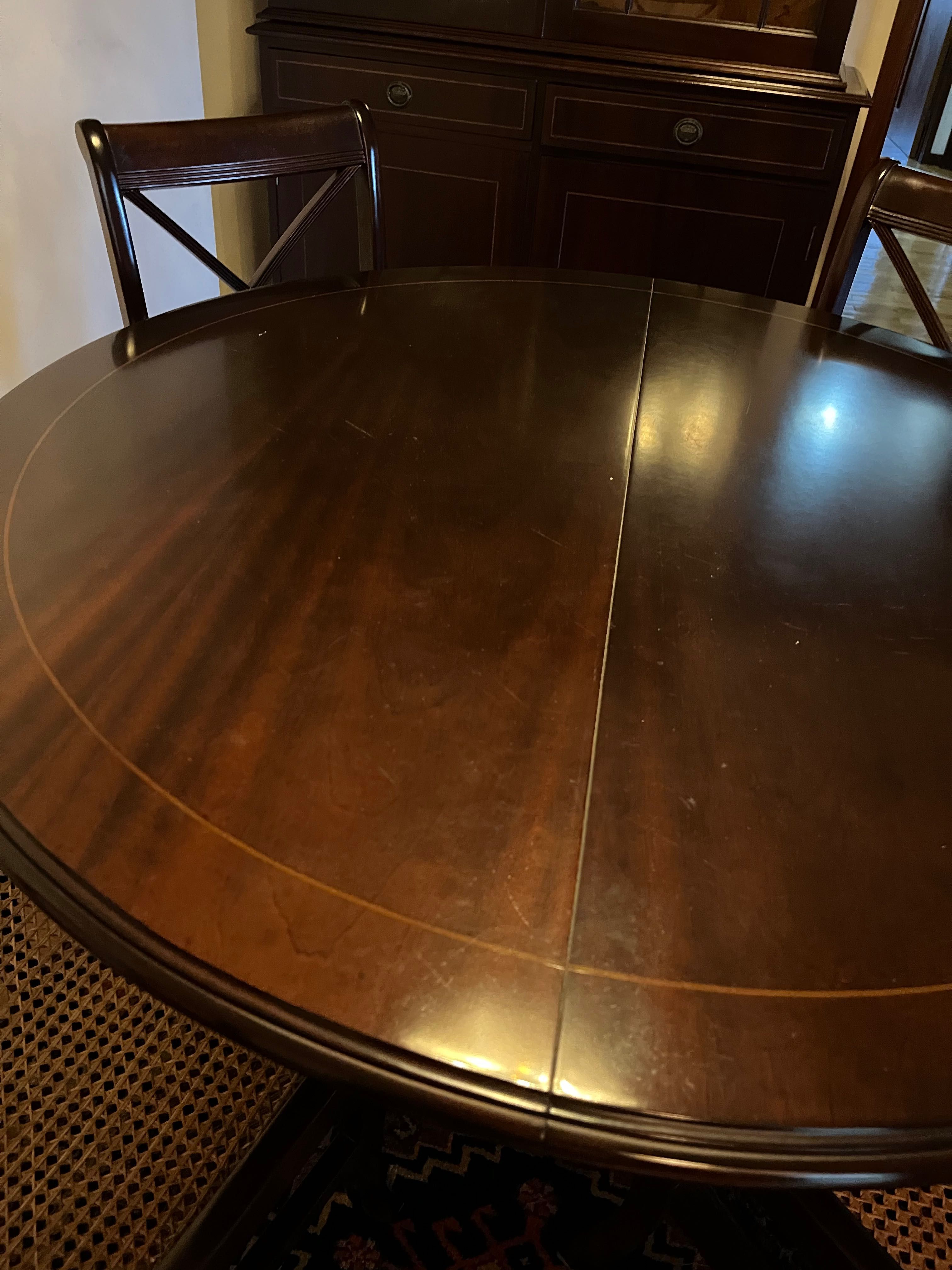 Mesa de jantar redonda, extensível para oval, em madeira maciça