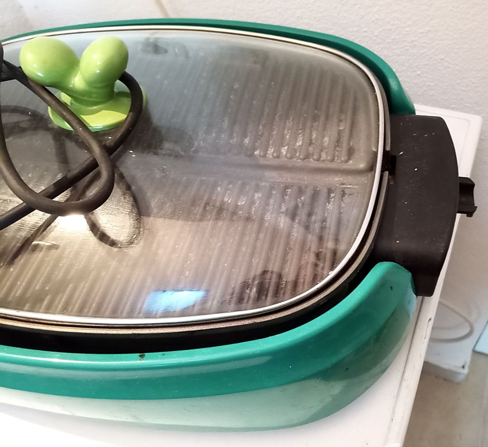 Grelhador eléctrico com tampa