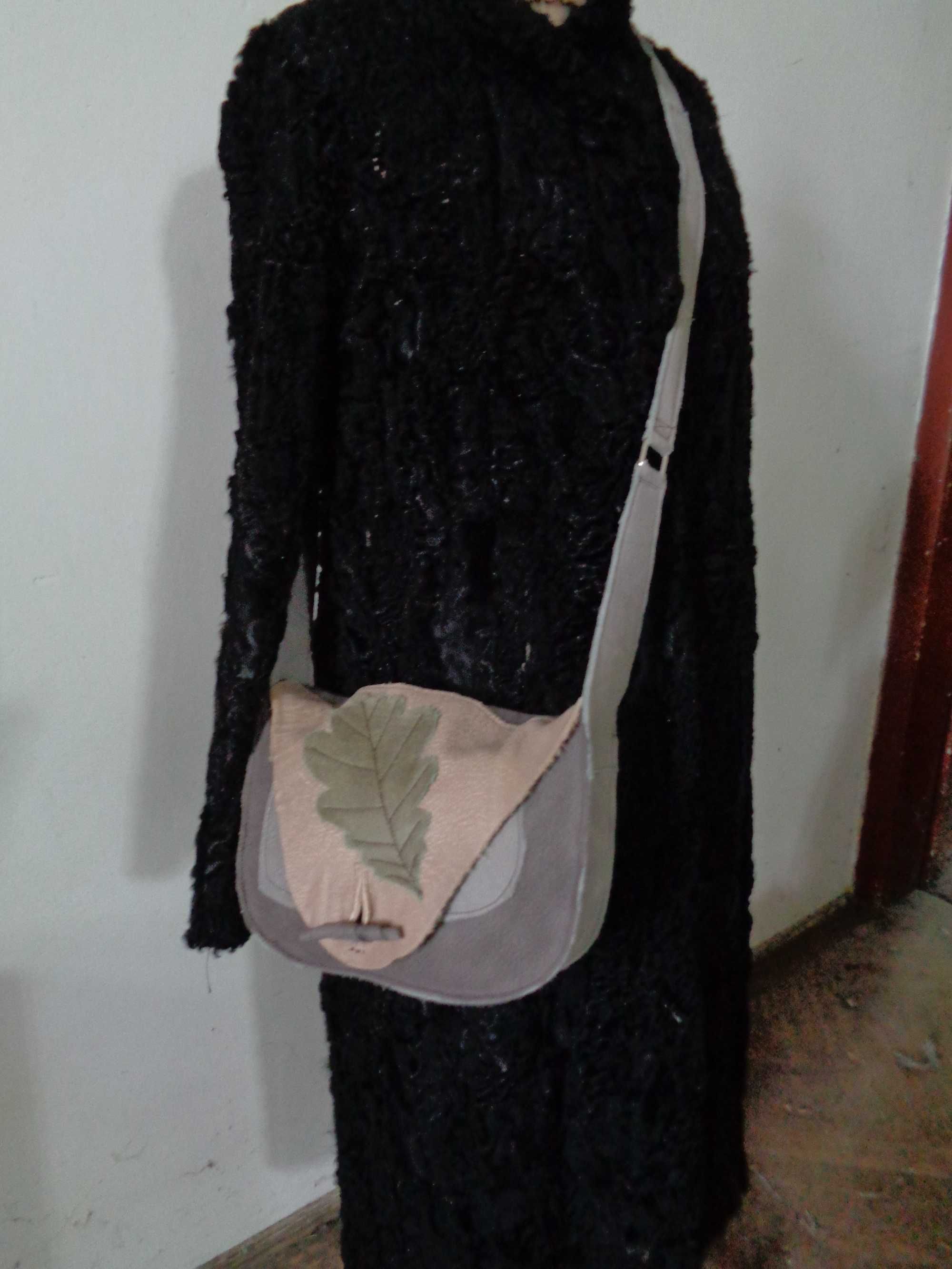 Artystyczna mała skórzana torebka z liściem. Handmade