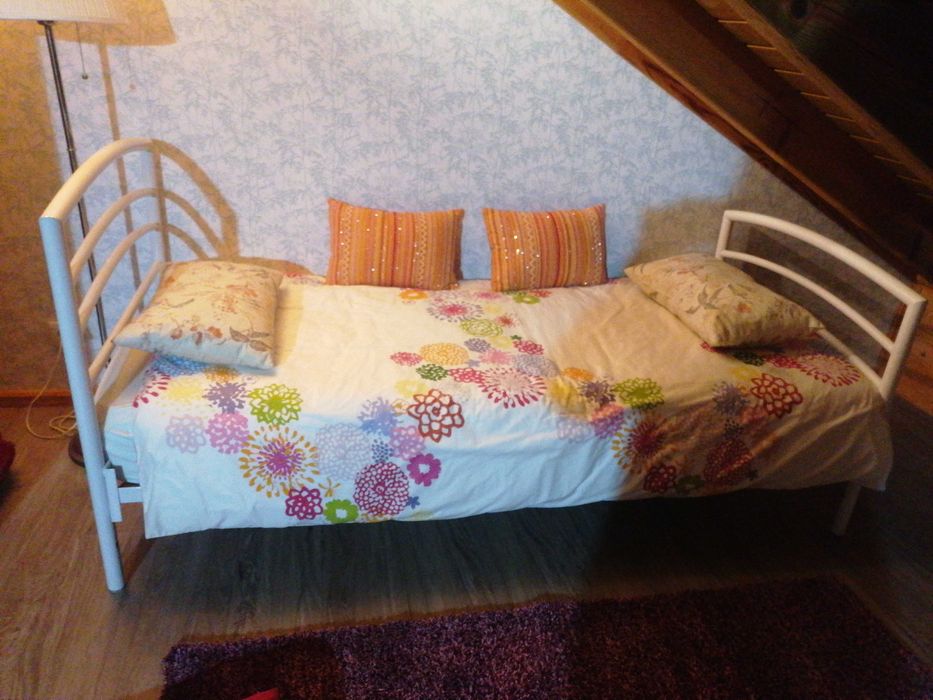 Cama de solteiro branca com colchão