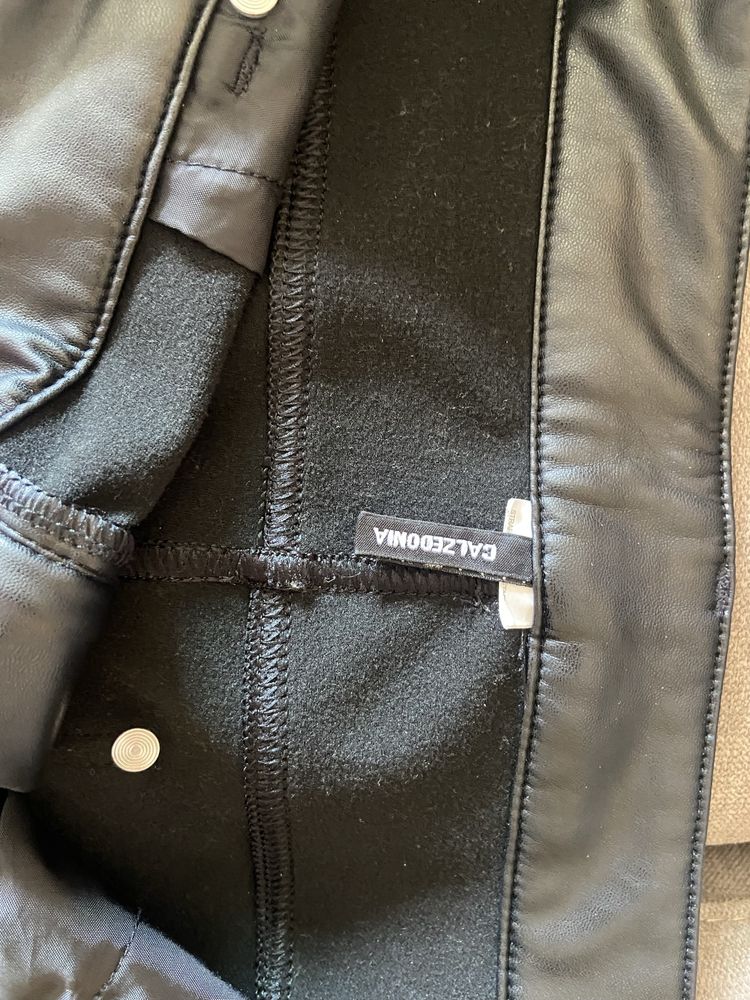 Calça preta de napa forrada por dentro com tecido termico