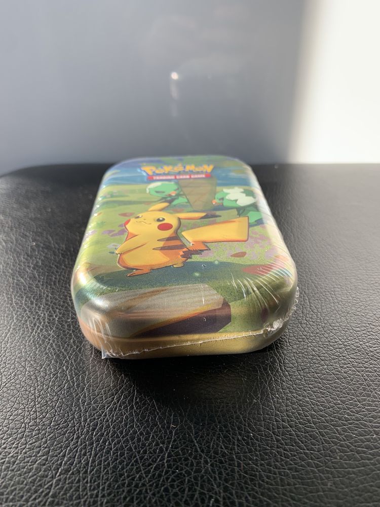 Pokémon TCG: Paldea Friends Mini Tin: Pikachu oryginalny