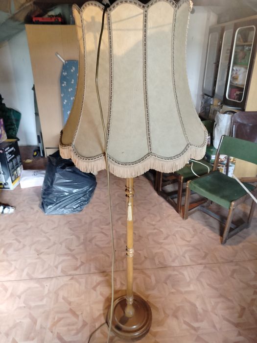 Lampa stojąca z abażurem
