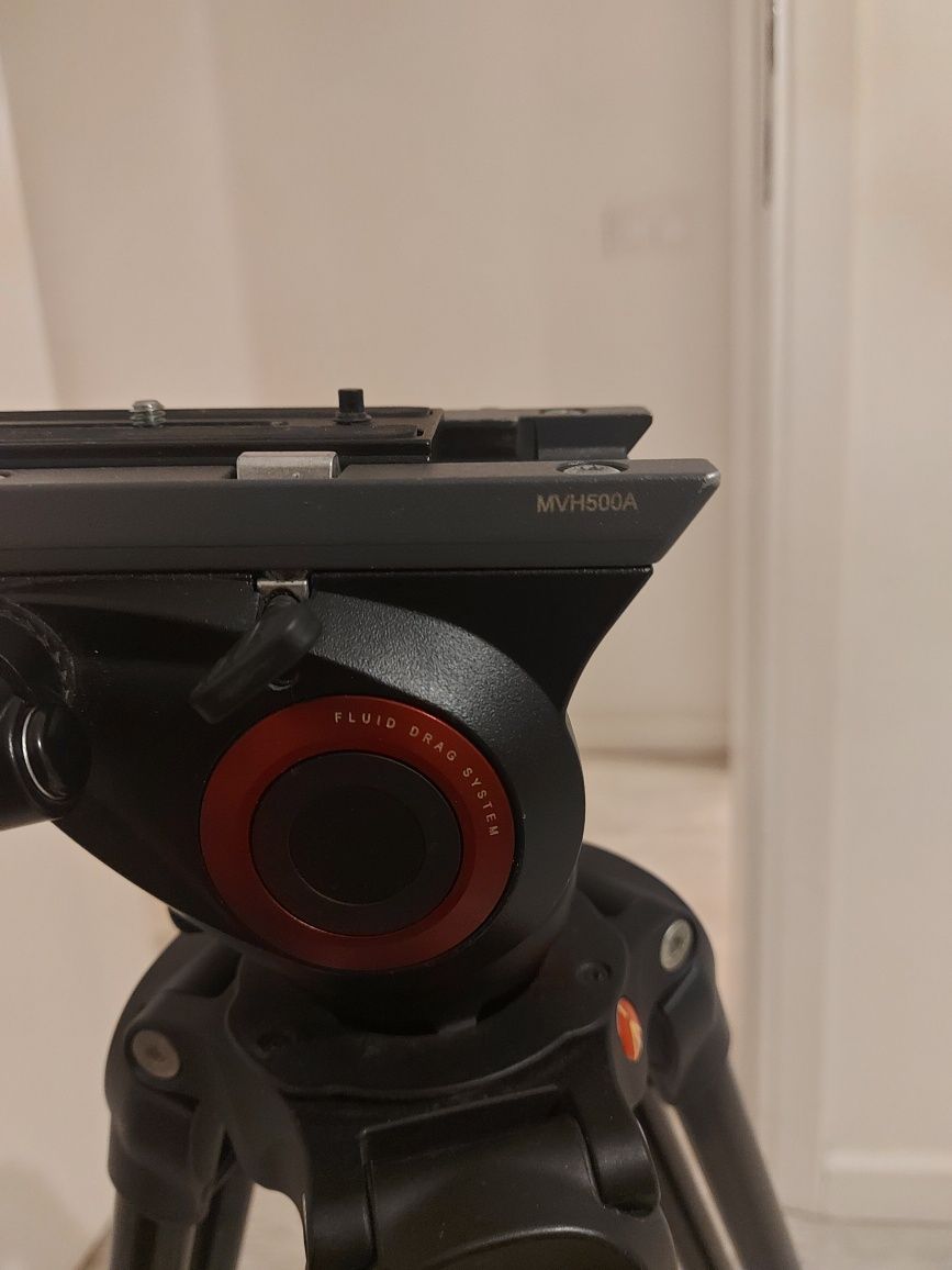 Tripé Manfrotto
TRIPÉ MVT502AM + CABEÇA MVH500Ahttps:/