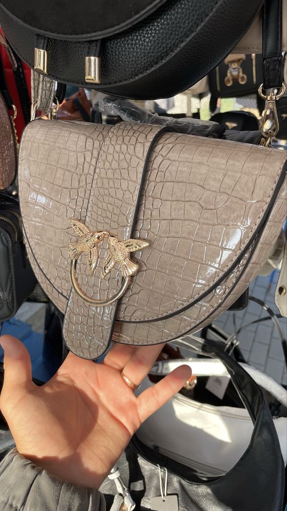 Ładna modna lakierowana torebeczka