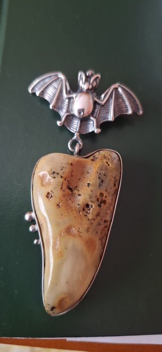 Zawieszka bursztyn  z nietoperkiem