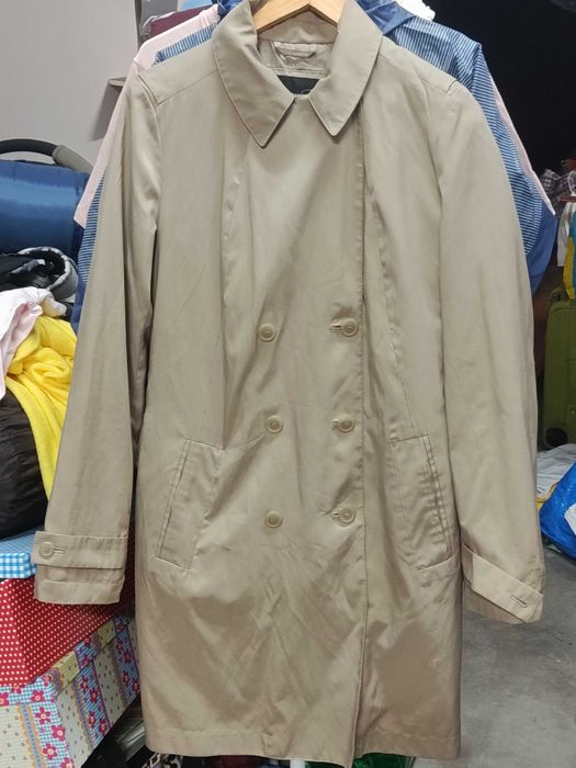 Gabardine nada Mango peça de vestiário intemporal