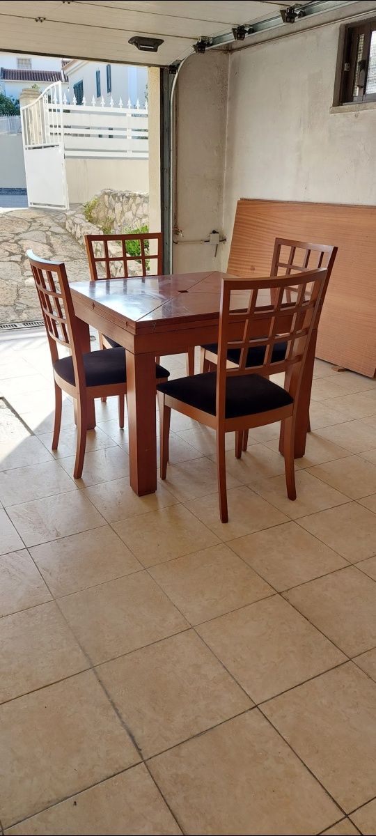 Mesa de jantar com 4 cadeiras