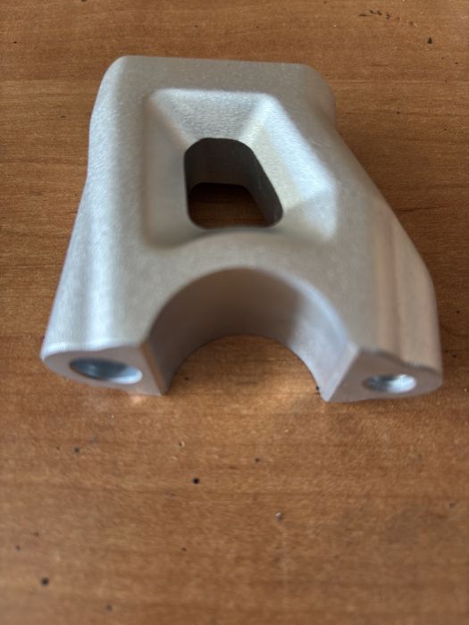 Uchwyt kierownicy motocykla Triumph tiger 850 orginał