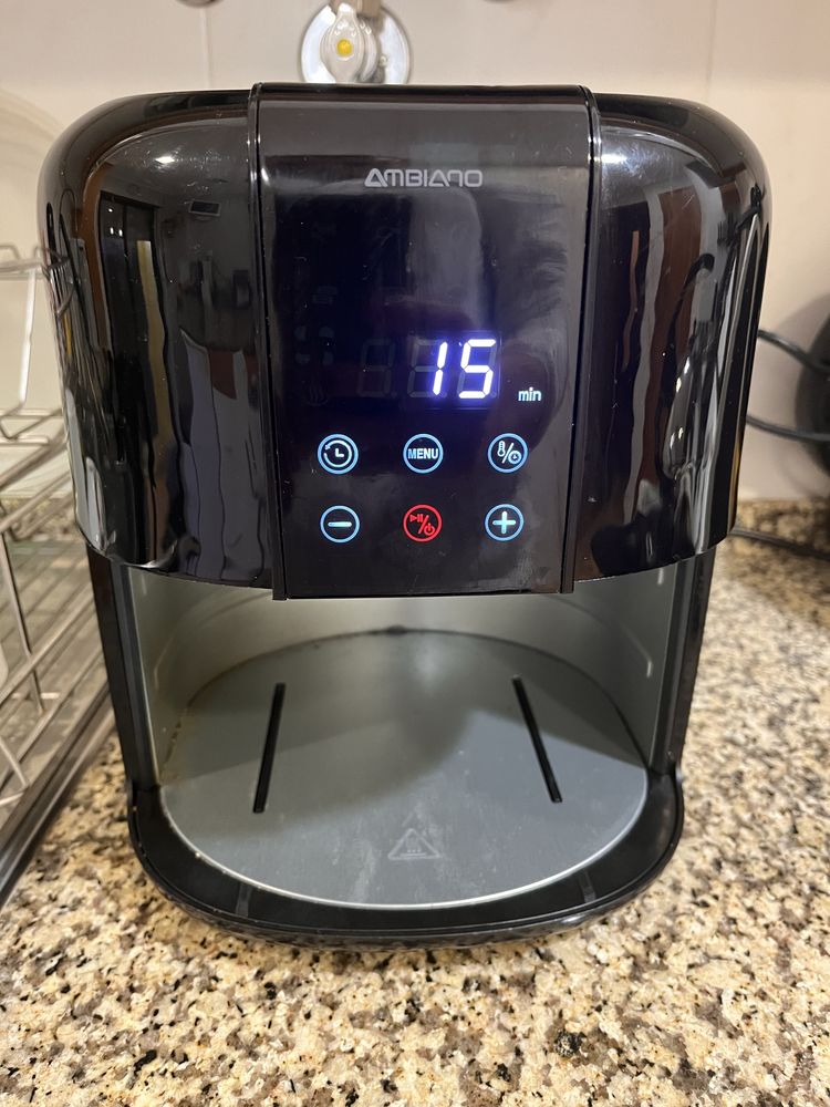 Airfryer usada, 2,6l cap., 8 programas, painel tatil