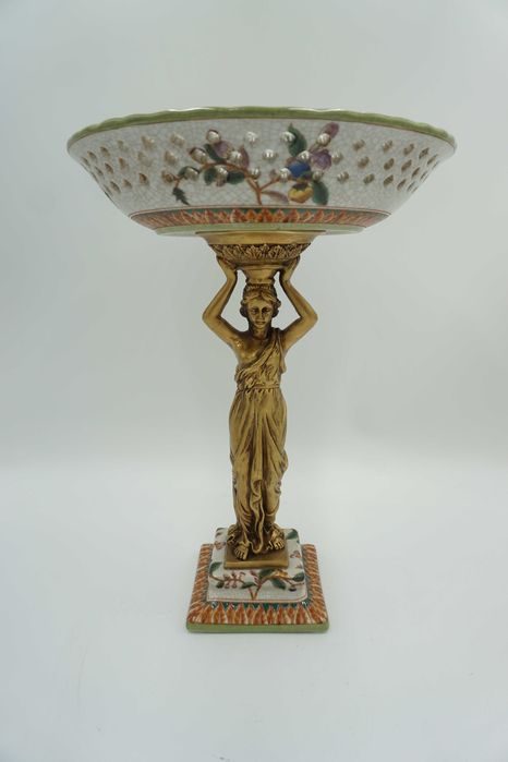 PATERA porcelana  z brązem stojąca kobieta  trzymająca paterę