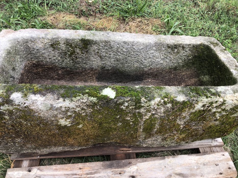 Pias antigas em pedra em excelente estado.