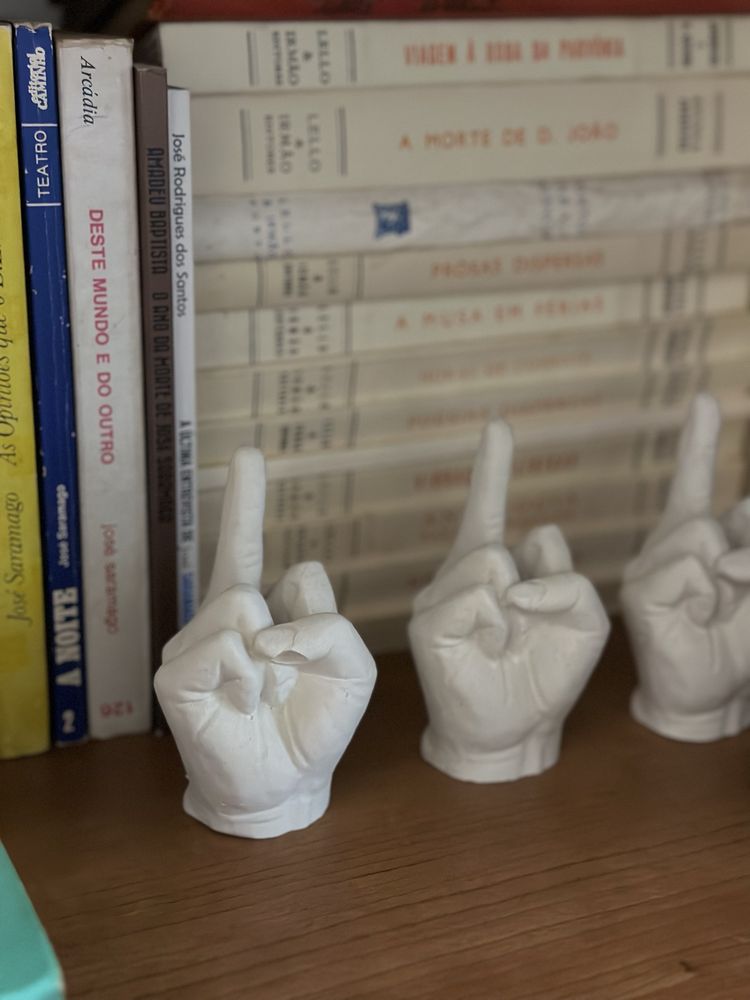 NOVAS - Figuras gesso dedo do meio - new middle finger plaster figures