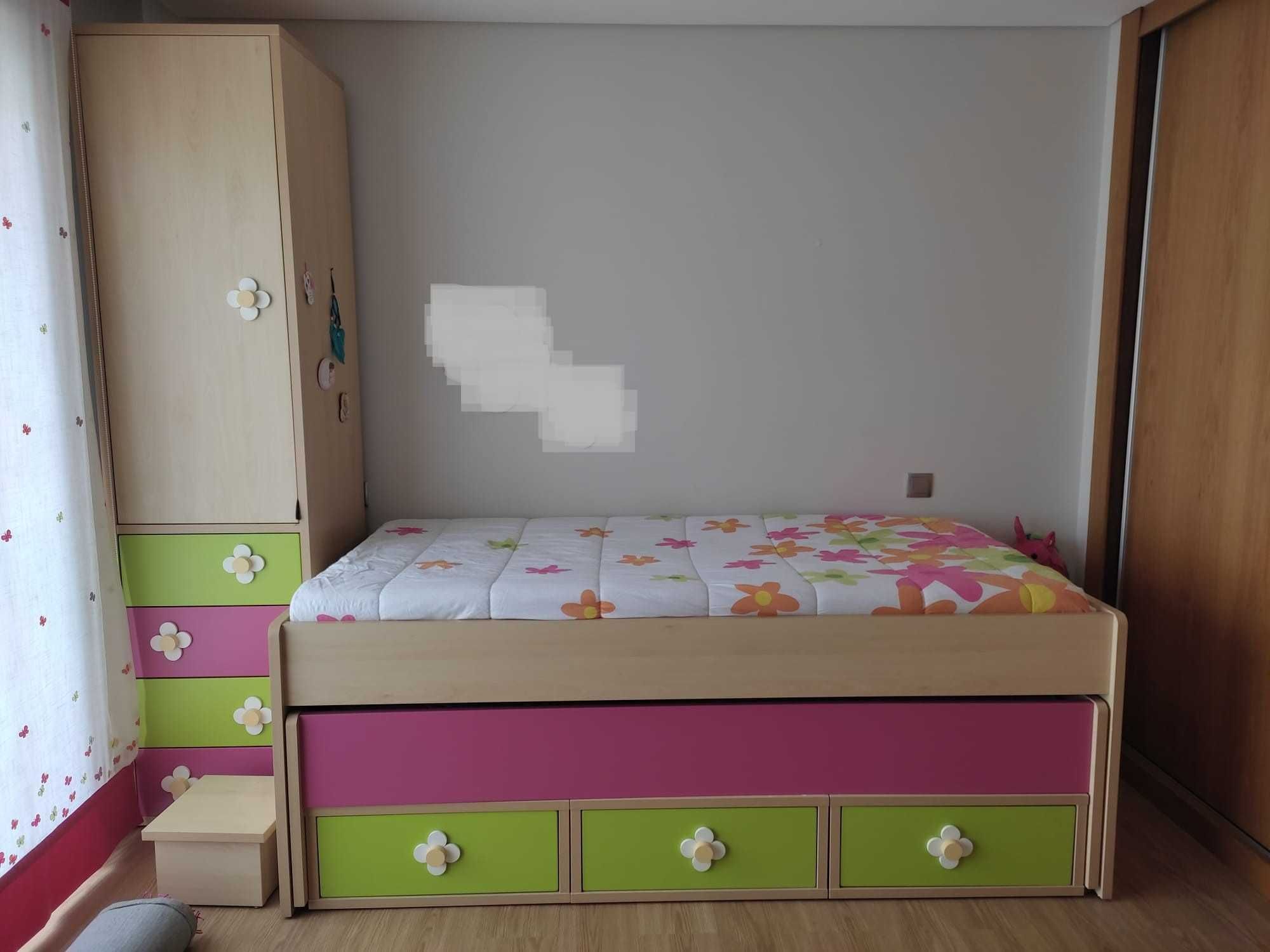 Quarto de criança completo, com 2 camas, roupeiro e estantes