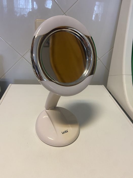Espelho com ampliação iluminado