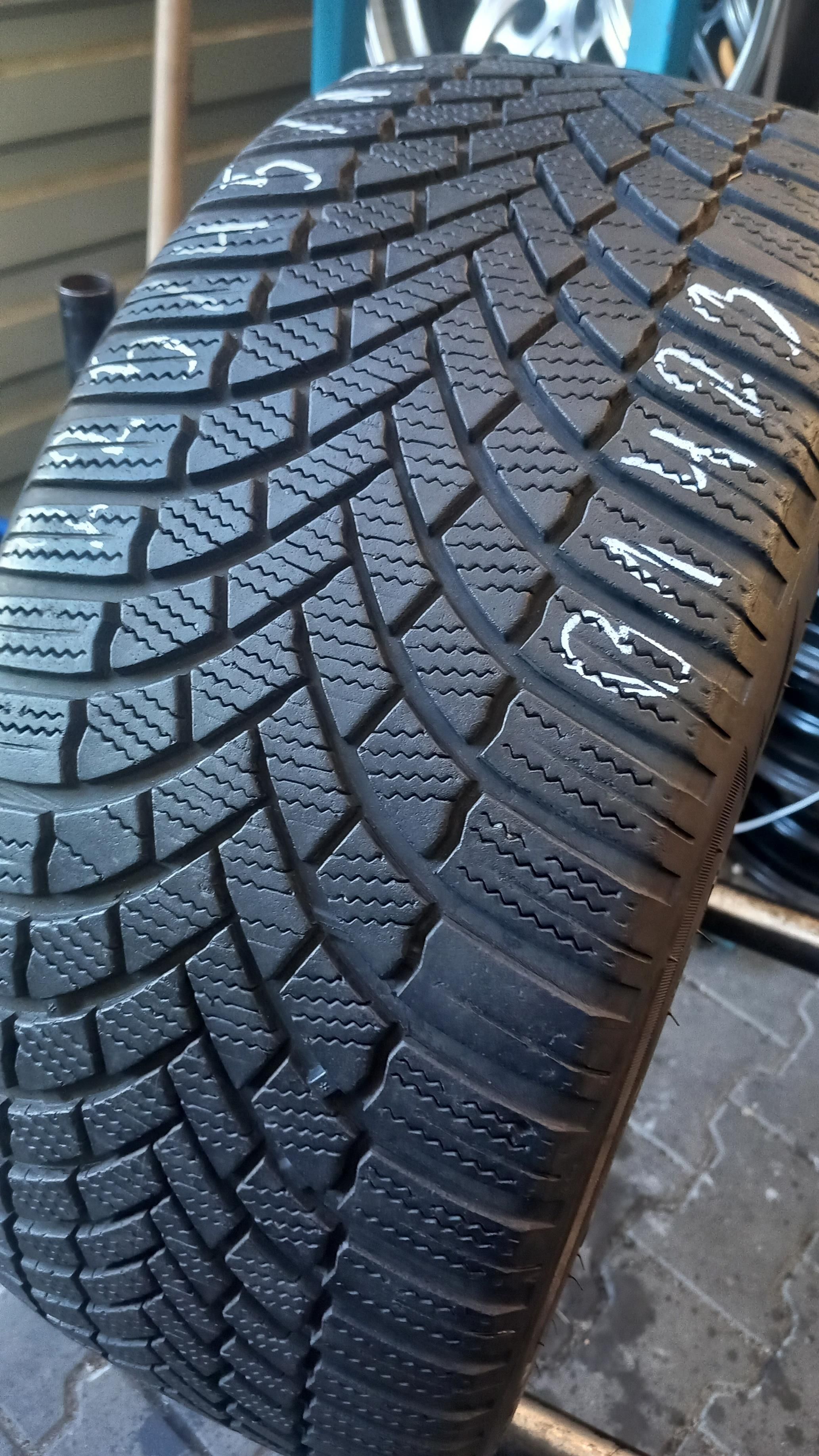 225/45/17 Bridgestone Blizzak LM005 94V