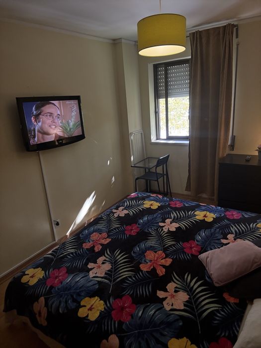 Quarto para casal em Queluz 600 m estação