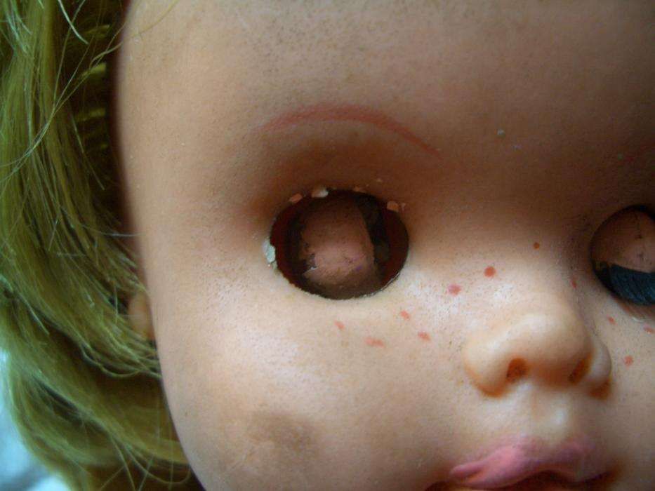 lalka zabawka z czasów prl-u sygnowana uszkodzona oczko wylata