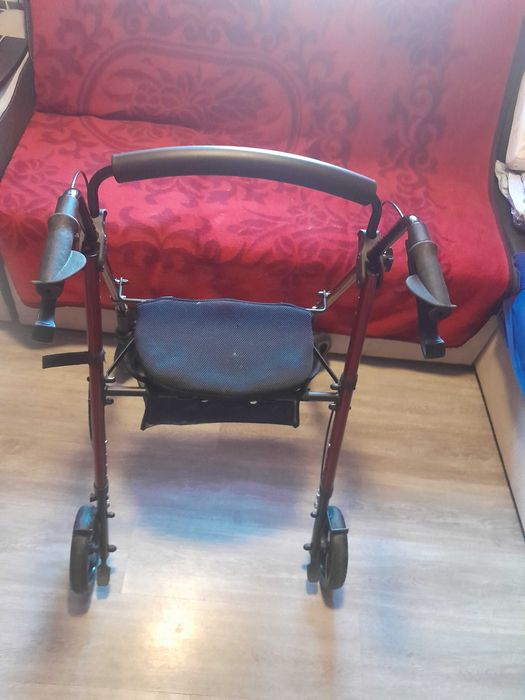 Balkonik z siedziskiem