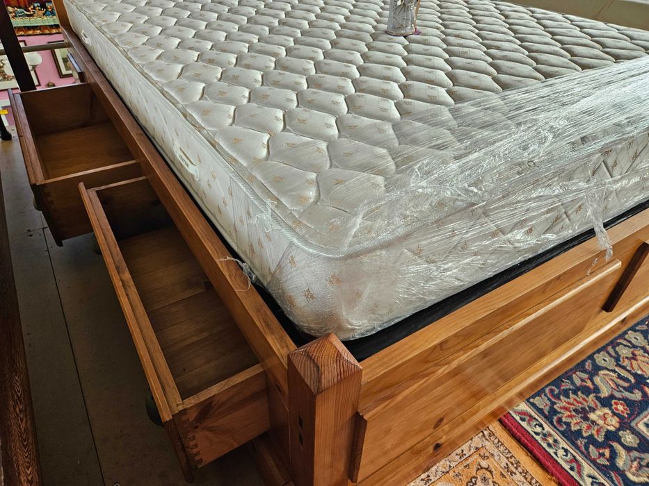 Cama em madeira maciça, com 4 gavetas, estrado e colch