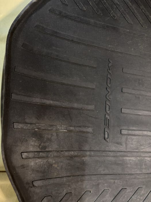 Mata do bagażnika FORD MONDEO MK5.