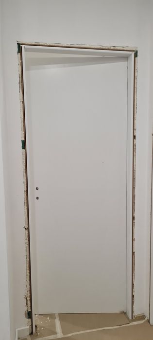 Porta sem aro branca e sem ferragens