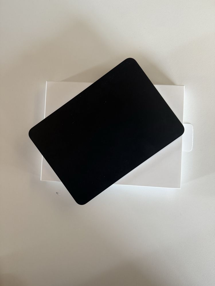 Gładzik Apple Magic Trackpad (USB‑C) – obszar Multi-Touch w czerni