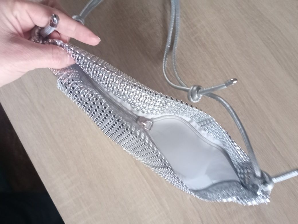 Torebka mała z cekinami szer 28 cm dłu.18 cm