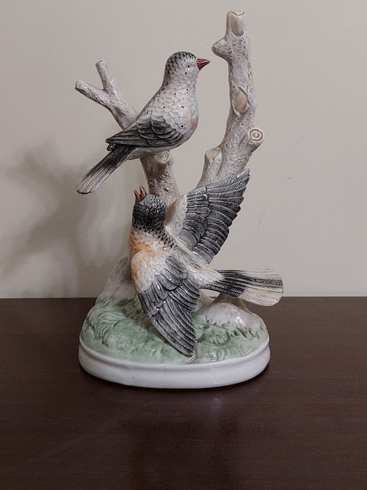 Estatueta decorativa dois pássaros num ramo