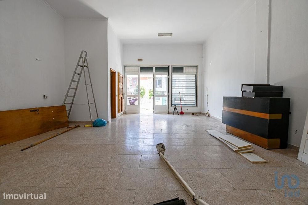 Loja / Estabelecimento Comercial T2 em Barcarena de 100,00 m2