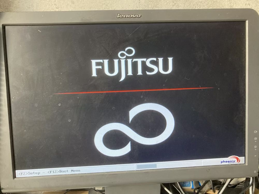 Zadbany komputer Fujitsu Esprimo - do pracy biurowej