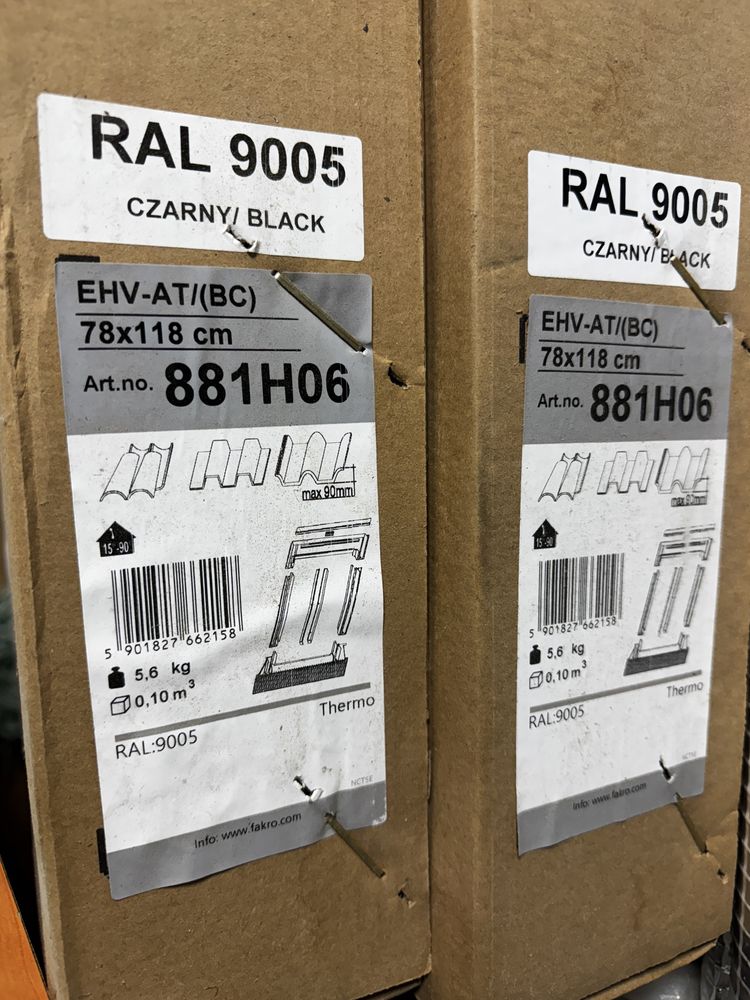 Dwa okna FAKRO PTP-V U4 78x118 okno dachowe 9005