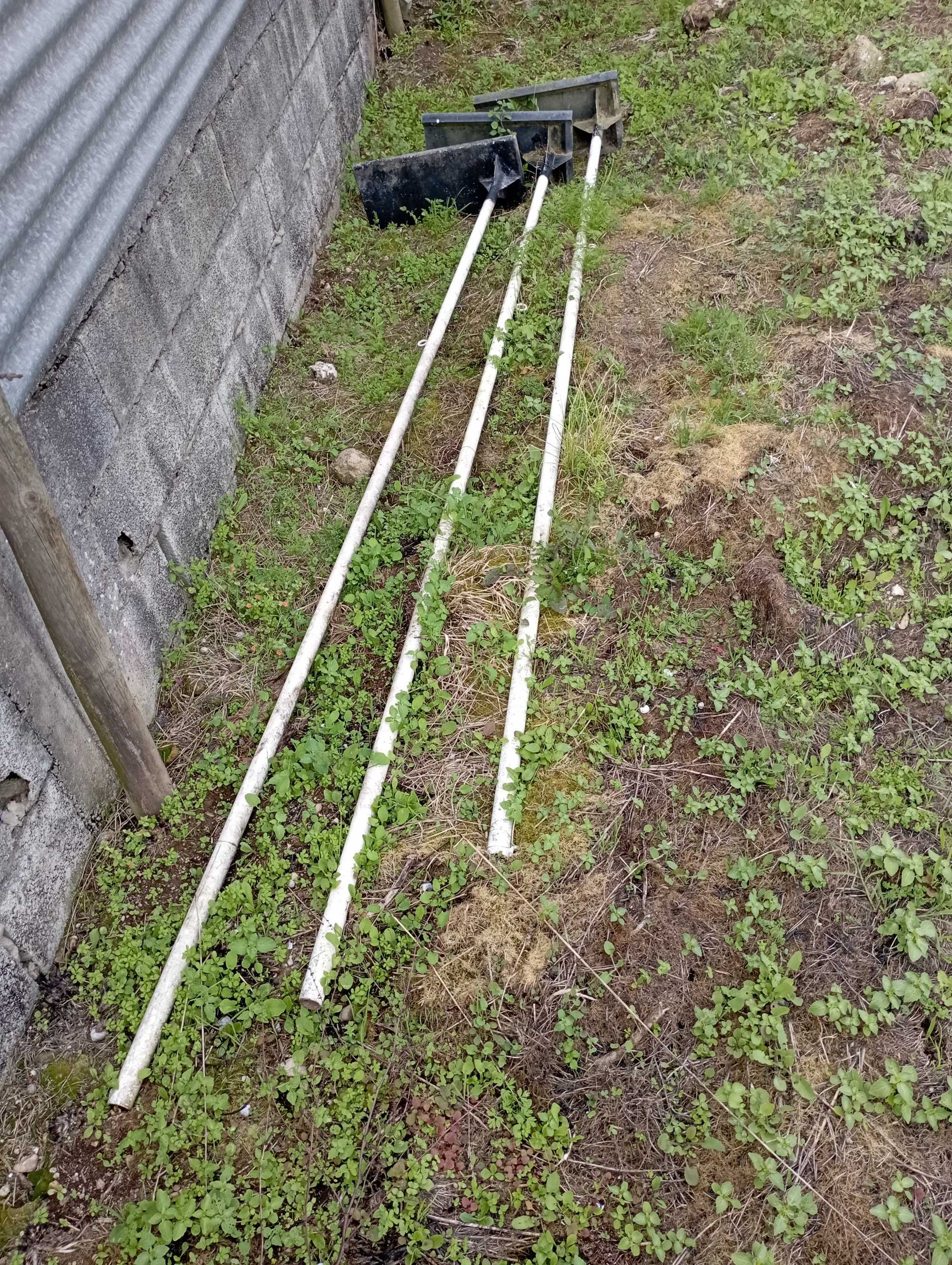 3 Mastros publicitários com base metálica, 2,50m de altura