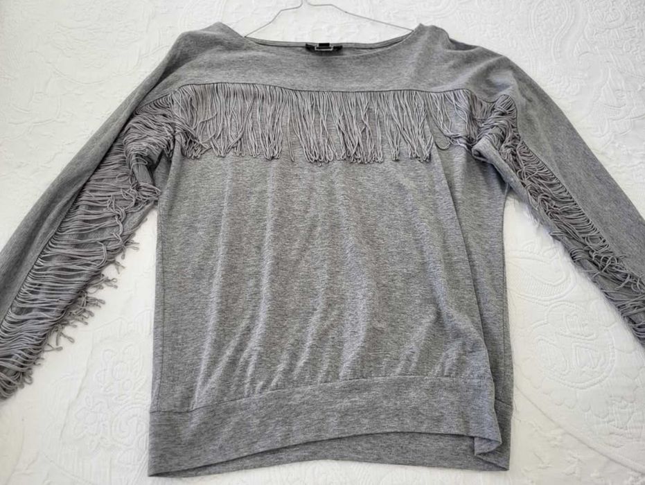 Blusa Mango, com franjas nas mangas, cor cinza, tamanho S