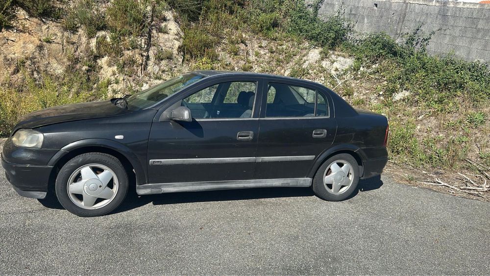 Carro motor batido