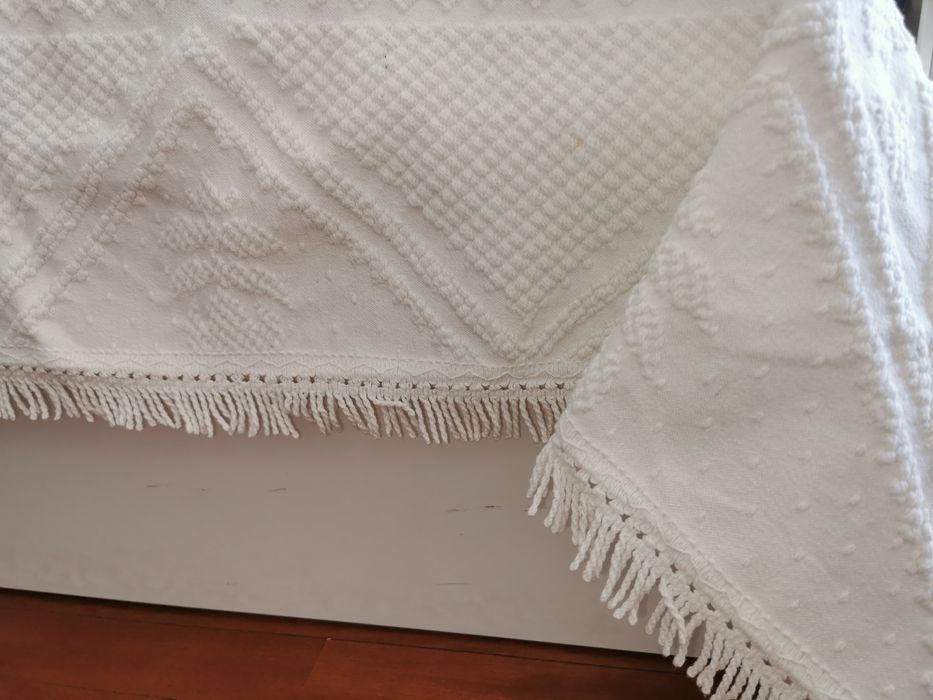 Colcha de linho branca com brasão