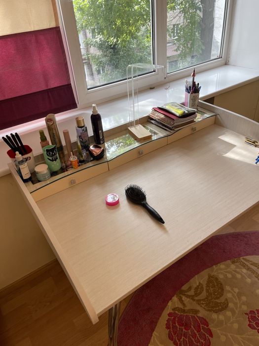 Стол, пенал, тумба , ковер