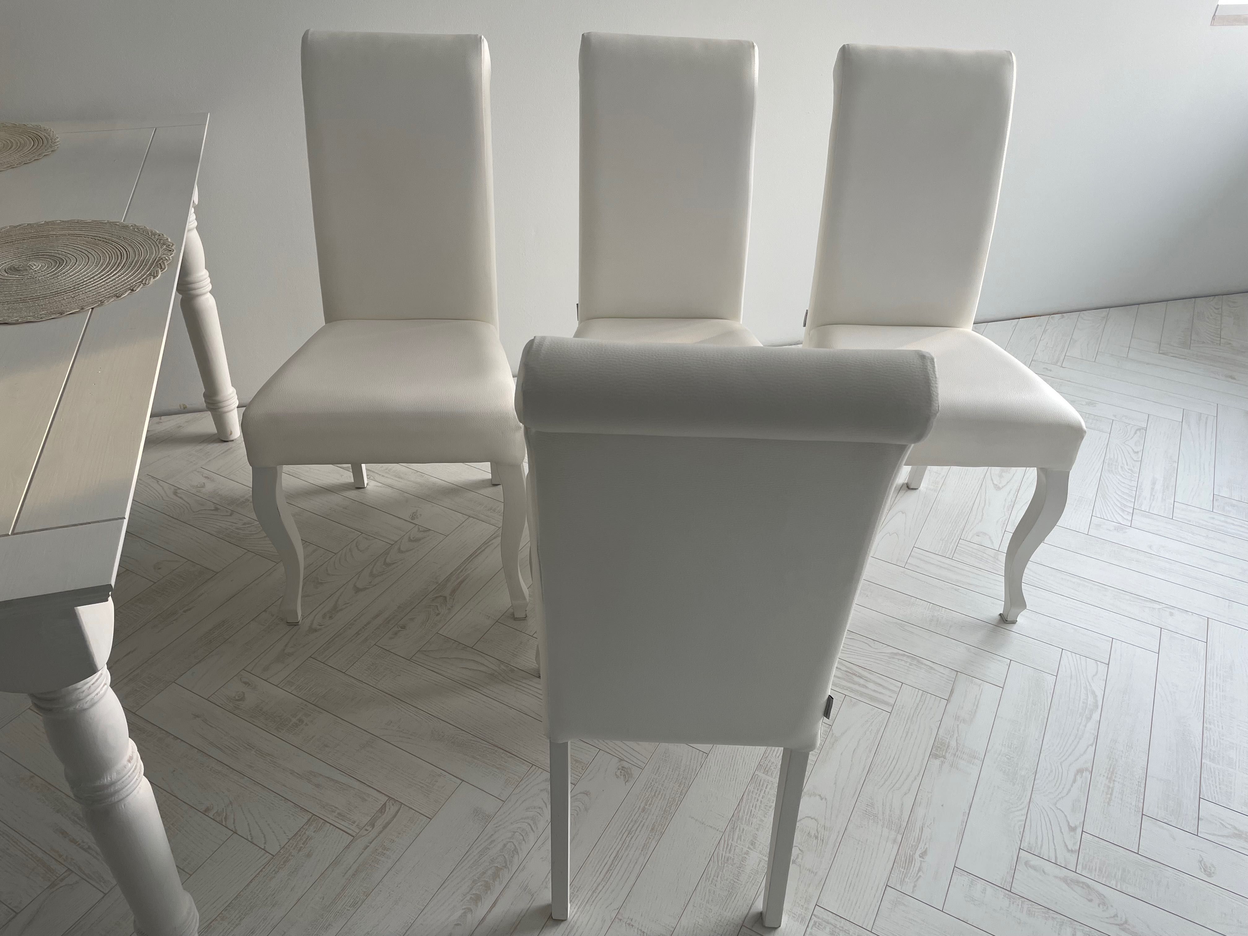 4 białe krzesła typu ludwik