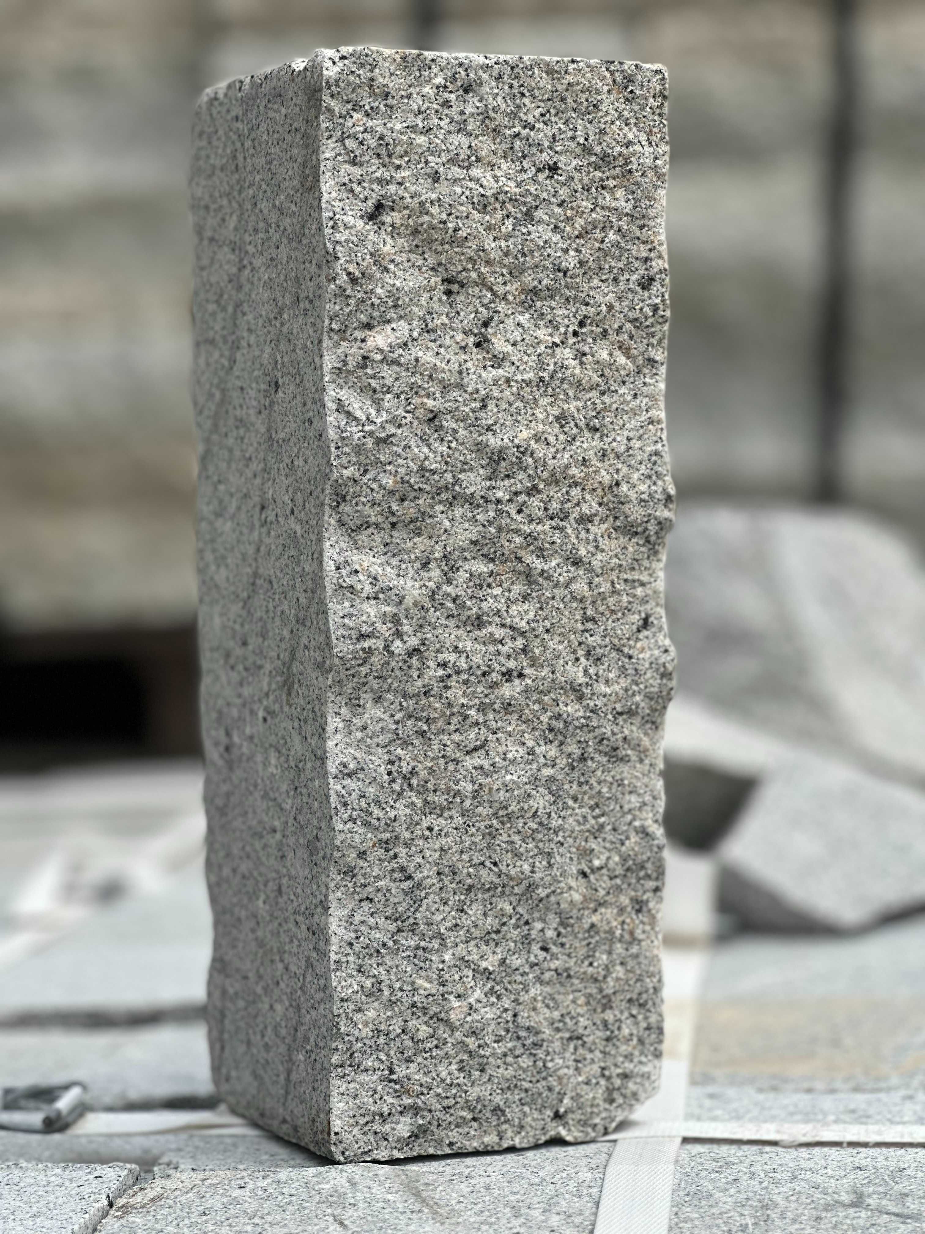 Palisada granitowa cięto-łupana 10/10/30 szaro-żółta