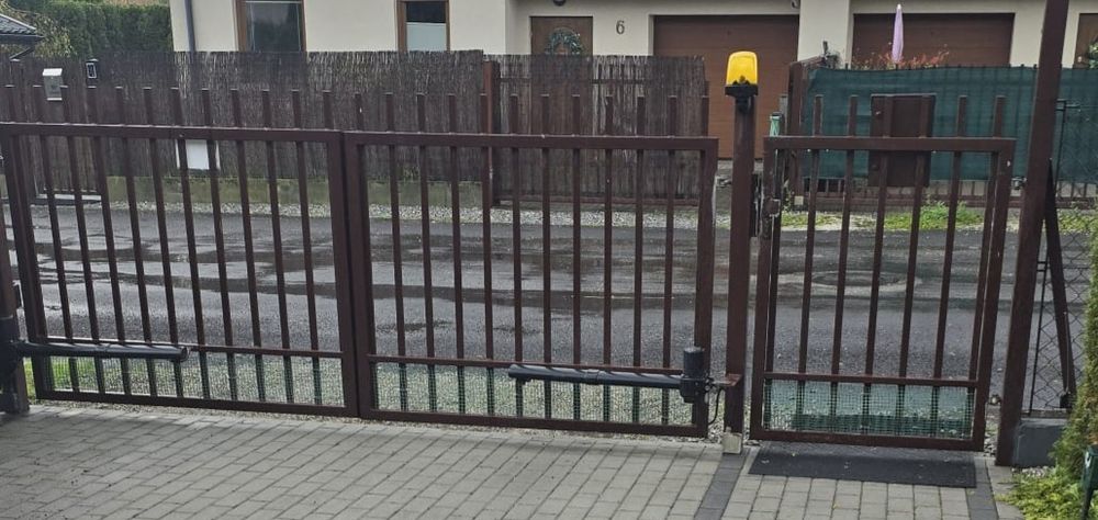 Brama wjazdowa dwuskrzydłowa ocynkowana z furtka bez napędu automatycz