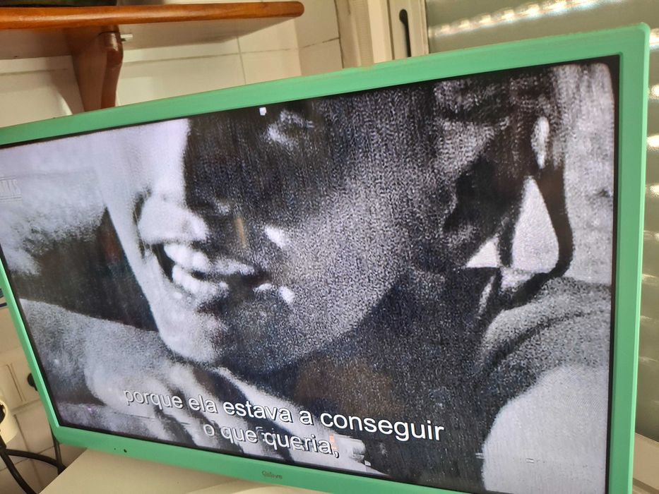 TV Cor verde, muito leve