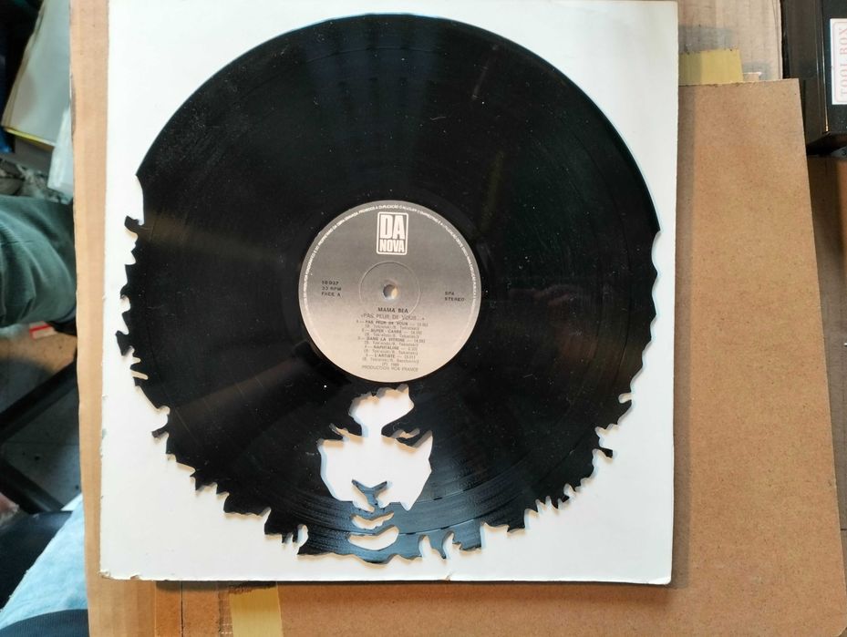 Silhueta decorativa Prince feita de um disco de vinil LP